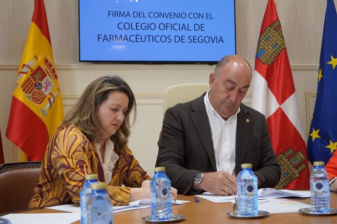 El presidente de la Diputación, Miguel Ángel de Vicente, y la presidenta del Colegio de Farmacéuticos de Segovia, Marta Ruano, firman el convenio.