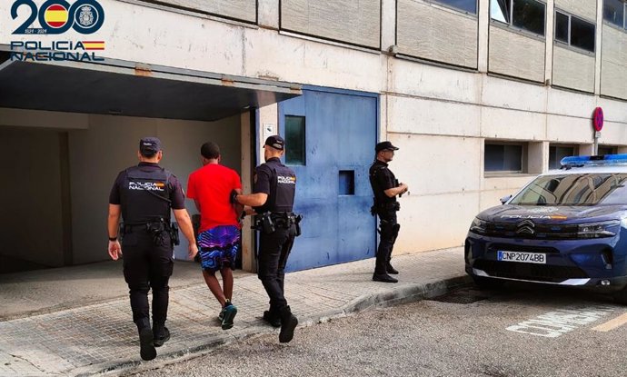 El detenido es conducido por los agentes a dependencias policiales.