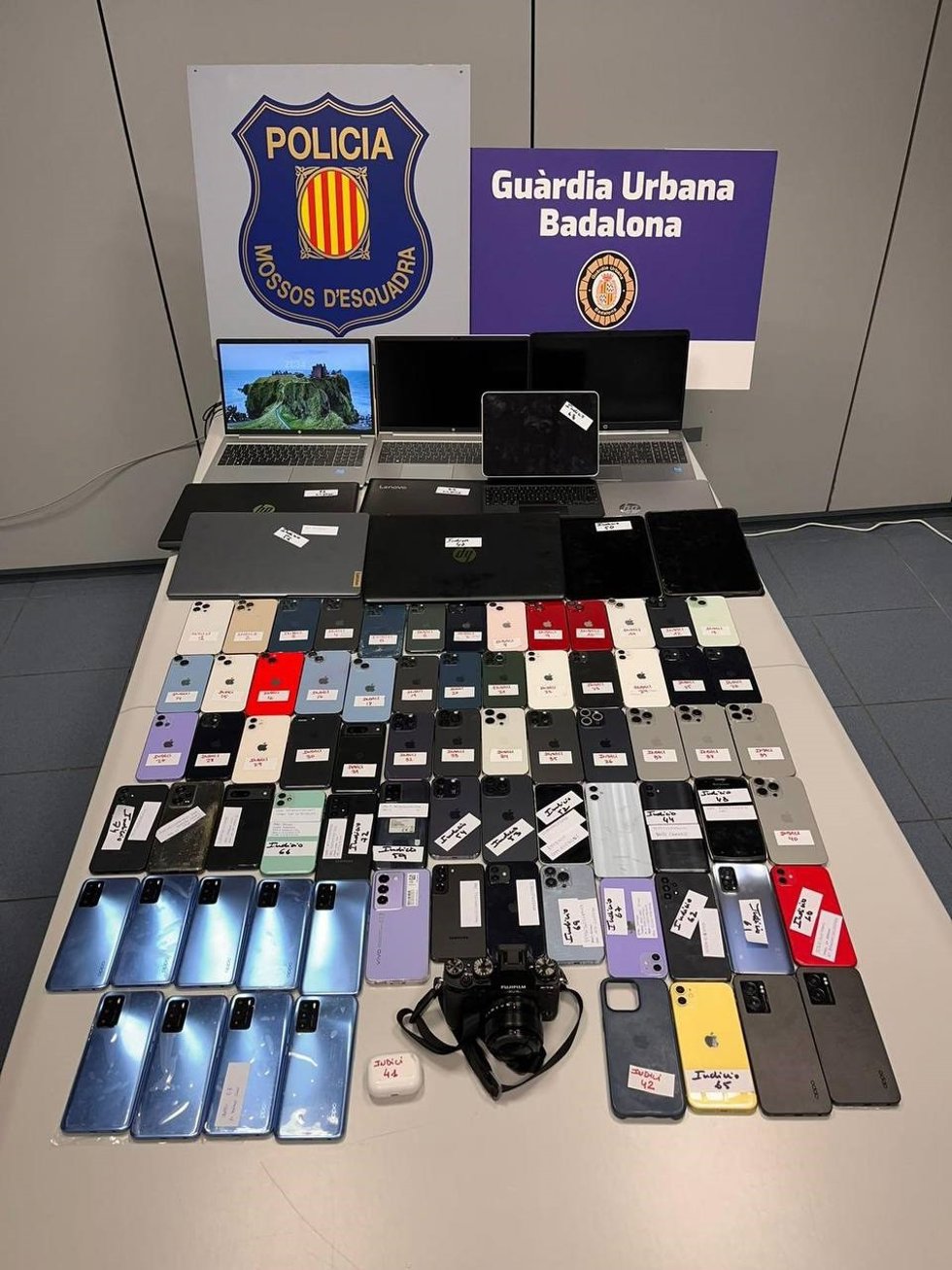 Más de 60 teléfonos móvil, 8 ordenadores portátil y 3 tablets robadas en Badalona (Barcelona).