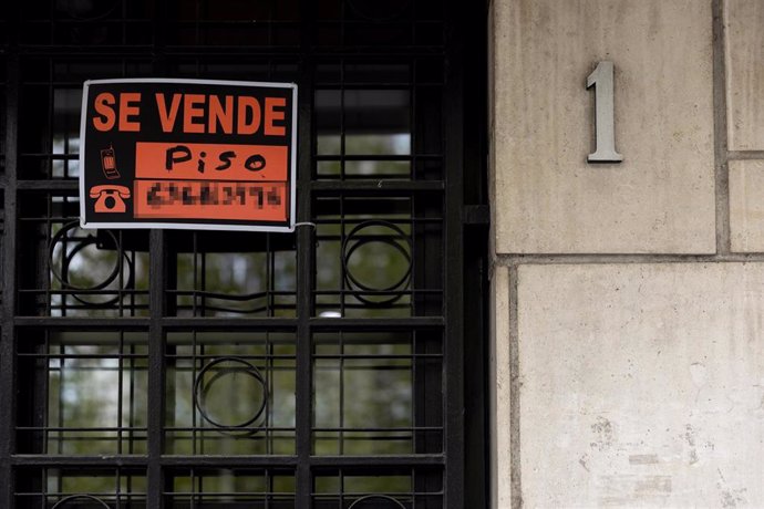 Archivo - Vista de un cartel de 'Se vende' en un portal de un edificio 