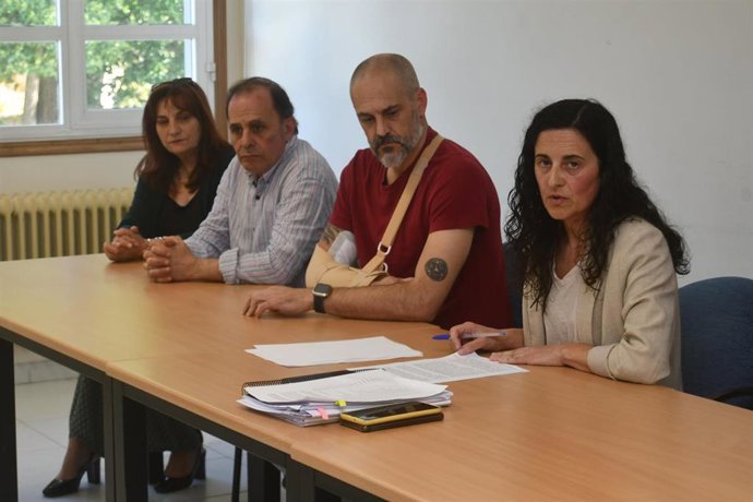 La alcaldesa de Cambre, María Pan, junto a ediles de su partido (UxC)