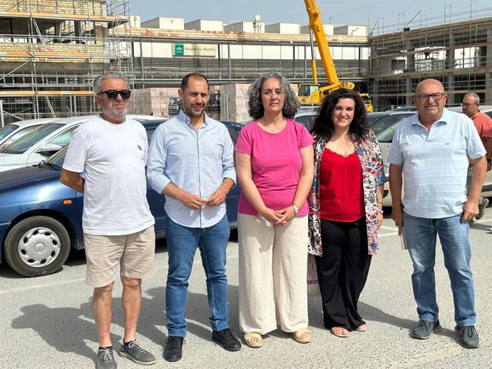 Sebastián Pérez (2 izda.) y Rosa Rodríguez (centro), junto a otros cargos públicos y orgánicos de IU, ante el Hospital de Montilla.