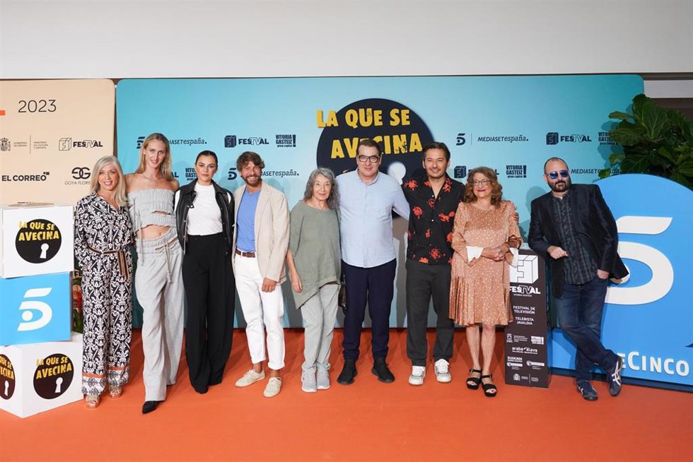 Archivo - (I-D) Las actrices Eva Isanta, Alex de la Croix y Mamen Ibarguren el actor Félix Gómez, la actriz Petra Martínez, el actor Luis Merlo, el creador, guionista y productor ejecutivo de la serie Alberto Caballero, la actriz Mamen García y el actor