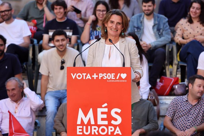 La candidata socialista a las elecciones europeas, vocal de la CEF-PSOE, vicepresidenta tercera y ministra para la Transición Ecológica y el Reto Demográfico, Teresa Ribera, interviene durante un acto de campaña, en la plaza Sant Jeroni, a 3 de junio de 2