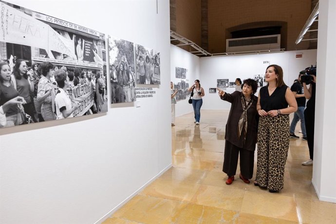 La fotógrafa Pilar Aymerich, junto a la la consejera municipal de Cultura, Sara Fernández.