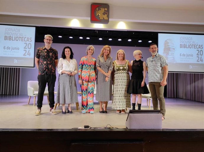 La delegada de Igualdad, Cooperación, Participación y Consumo, Auxiliadora Moreno (centro), en la inauguración de la Jornada Provincial de Bibliotecas.