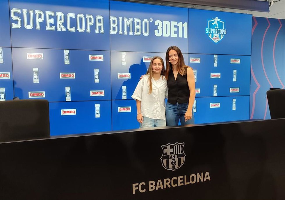 La jugadora del Bara Aitana Bonmatí con la joven jugadora Aitana Martínez, del CE Europa, en un acto de Bimbo en la Ciutat Esportiva Joan Gamper del FC Barcelona