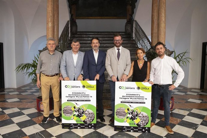 Aguilar (segunda por la dcha.), Martín (tercero), Fernández (cuarto) y Jurado (quinto) en la presentación del Congreso Córdobadeporte.