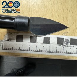 Arma intervenida en el operativo.