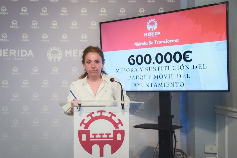 La delegada de Urbanismo y Contrataciones del Ayuntamiento de Mérida, Silvia Fernández, en rueda de prensa