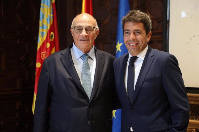 El presidente de la Generalitat, Carlos Mazón, se reúne con el presidente del Banco Sabadell, Josep Oliu.