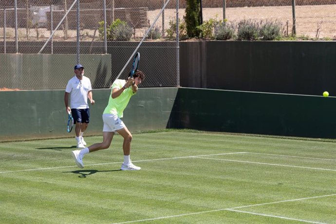 El tenista español Joan Nadal, primo de Rafa Nadal, entrena en el Mallorca Country Club antes de su debut en la fase previa del ATP250 Mallorca Championships presented by waterdrop