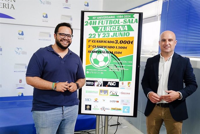 El vicepresidente de Diputación, José Antonio García, y el alcalde de Zurgena, Domingo Trabalón, en la presentación del cartel de las '24 Horas Fútbol-Sala de Zurgena'.