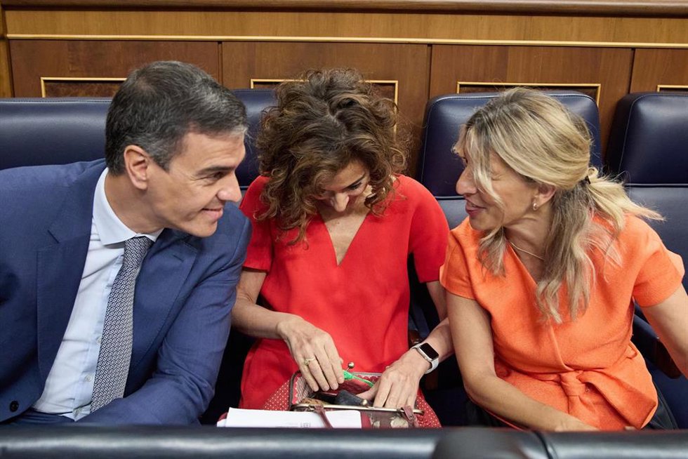 (I-D) El presidente del Gobierno, Pedro Sánchez; la vicepresidenta primera y ministra de Hacienda, María Jesús Montero y la vicepresidenta segunda y ministra de Trabajo, Yolanda Díaz.