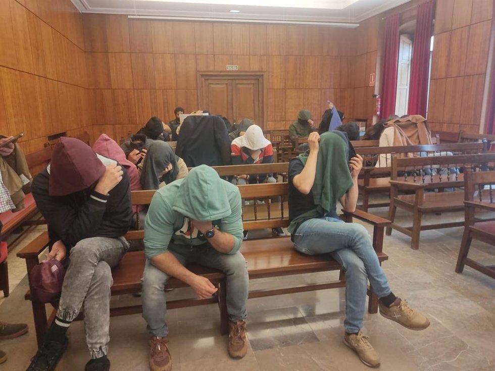 Los acusados de difundir un video de contenido sexual grabado en las fiestas de San Timoteo, en Luarca, sin el consentimiento de las víctimas.
