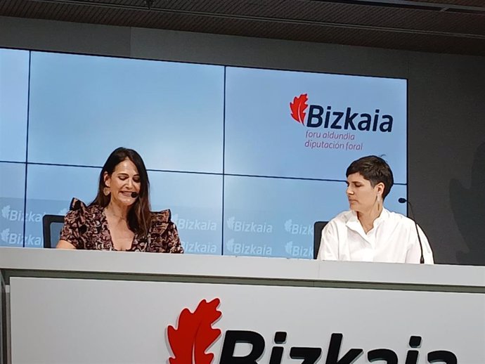 Las diputadas vizcaína Leixuri Arrizabalaga y Arantza Atutxa en rueda de prensa tras el Consejo de Gobierno.