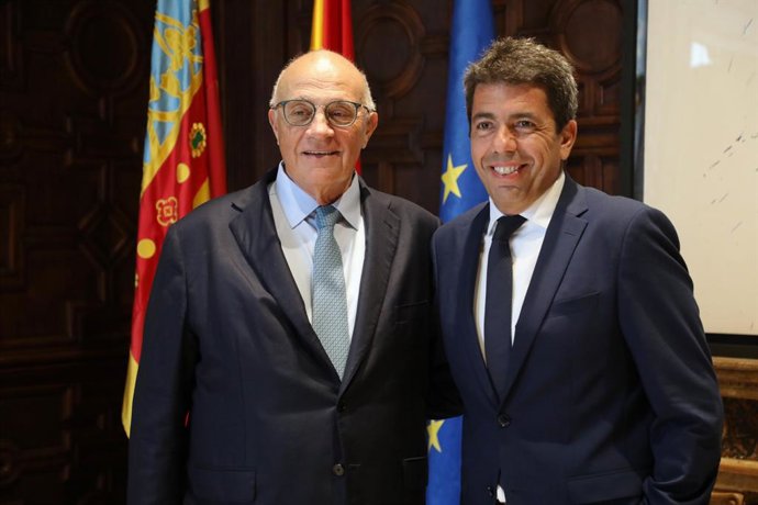 El president de la Generalitat, Carlos Mazón, es reunix amb el president del Banc Sabadell, Josep Oliu.