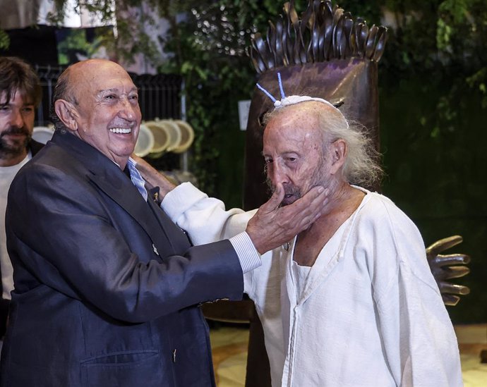 El diseñador de moda Francis Montesinos (i) y el pintor y escultor valenciano Juan Ripollés (d) se saludan durante la inauguración de su exposición ‘El artista al desnudo’, en el Ateneo Mercantil de Valencia