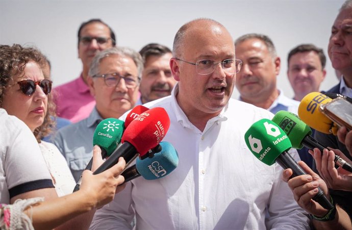 El portavoz del PP, Miguel Tellado (c), durante la atención a los medios ante las obras del metro de Sevilla de Pino Montano, junto al candidato del PP al Parlamento Europeo, Juan Ignacio Zoido (i), entre otros. A 06 de junio de 2024, en Sevilla (Andalucí