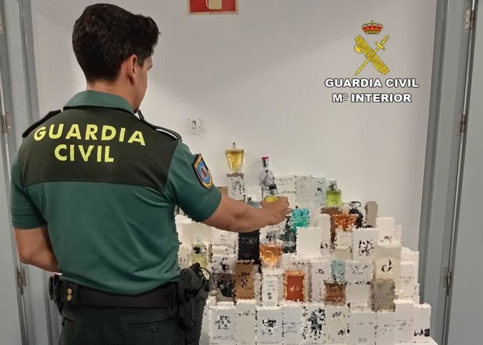 La Guardia Civil ha intervenido 700 cajas que contenían perfumes originales envasados con etiquetado de probadores (tester) procedentes del contrabando en el Puerto de Huelva.