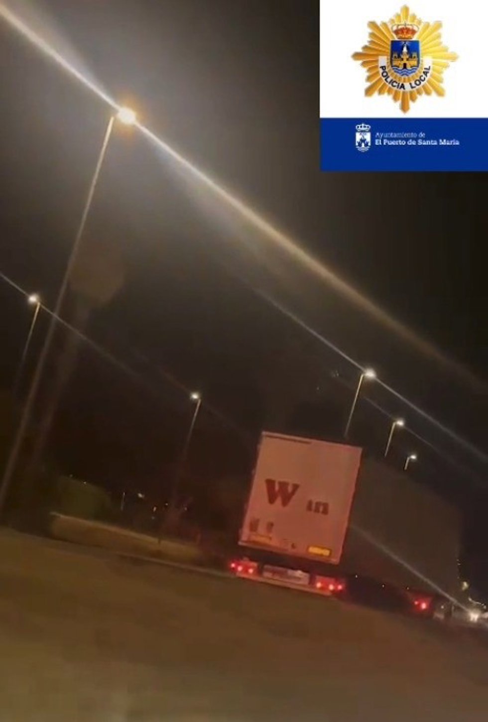 Un camión circulando en sentido contrario por la antigua N-IV en El Puerto.