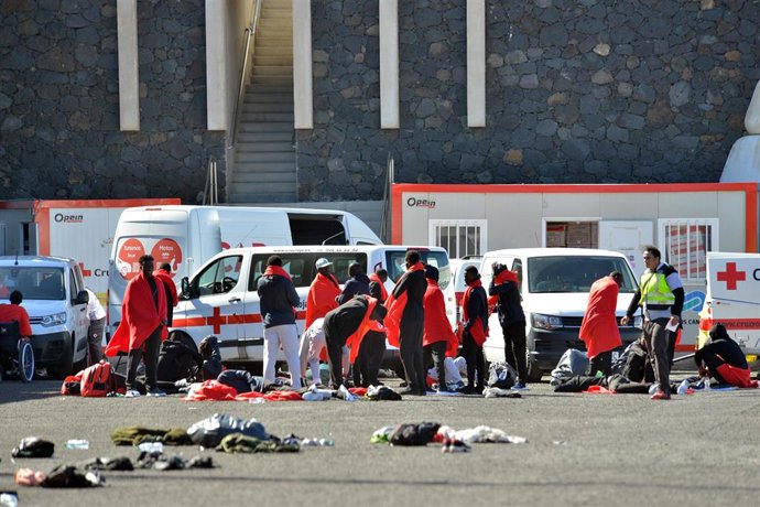 Archivo - Varios migrantes son atendidos por los servicios de emergenciasen el muelle de La Restinga