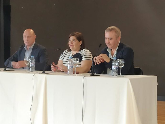 José Luis Hidalgo, a la izquierda, junto a Marta Martínez y Juan Bravo, alcalde de Mengíbar