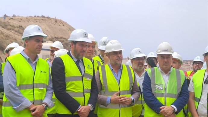 El ministro de Transportes y Movilidad Sostenible, Óscar Puente, visita las obras de la línea de Alta Velocidad entre Murcia y Almería a su paso por Viator (Almería).