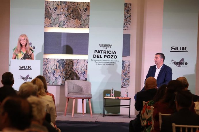 La consejera de Desarrollo Educativo y Formación Profesional, Patricia del Pozo, en un encuentro-coloquio en Málaga