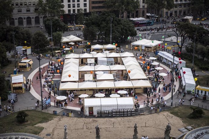 Archivo - Vista aérea del Tast a La Rambla, en la plaza Catalunya de Barcelona.