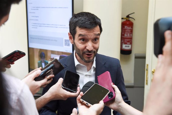 El ministro de Derechos Sociales y Agenda 2030, Pablo Bustinduy, durante una sesión de control al Gobierno, en el Senado, a 4 de junio de 2024, en Madrid (España).