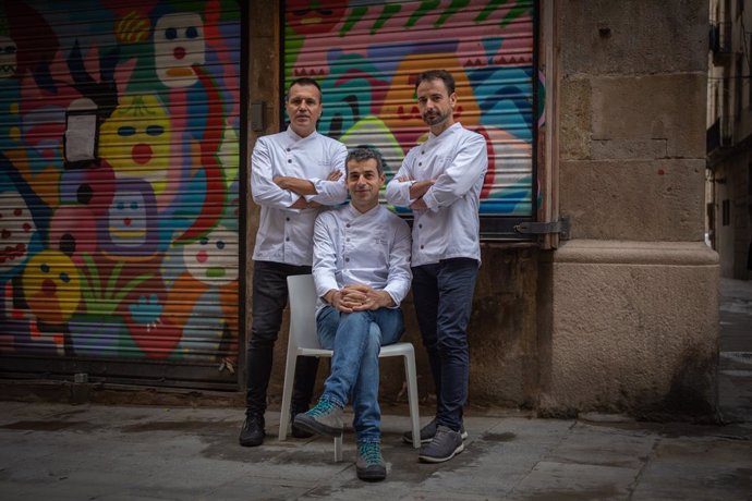 Archivo - Los chefs del restaurante Disfrutar Eduard Xatruch (d), Oriol Castro (i) y Mateu Casañas (centro);, durante la presentación del menú de Navidad de Vila Viniteca 2020, en Barcelona (España), a 7 de diciembre de 2020. La distribuidora de vinos Vil