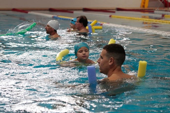 Participantes en el programa de natación 'pequeños cocodrilos' en la piscina climatizada de La Argentina de Mérida.
