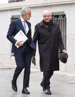 Archivo - El expresidente del BBVA Francisco González (d) y su abogado, Jesús Santos llegan a la sede de la Audiencia Nacional en calle Génova, a 16 de diciembre de 2022, en Madrid (España). Francisco González declara hoy ante el juez de la Audiencia Naci