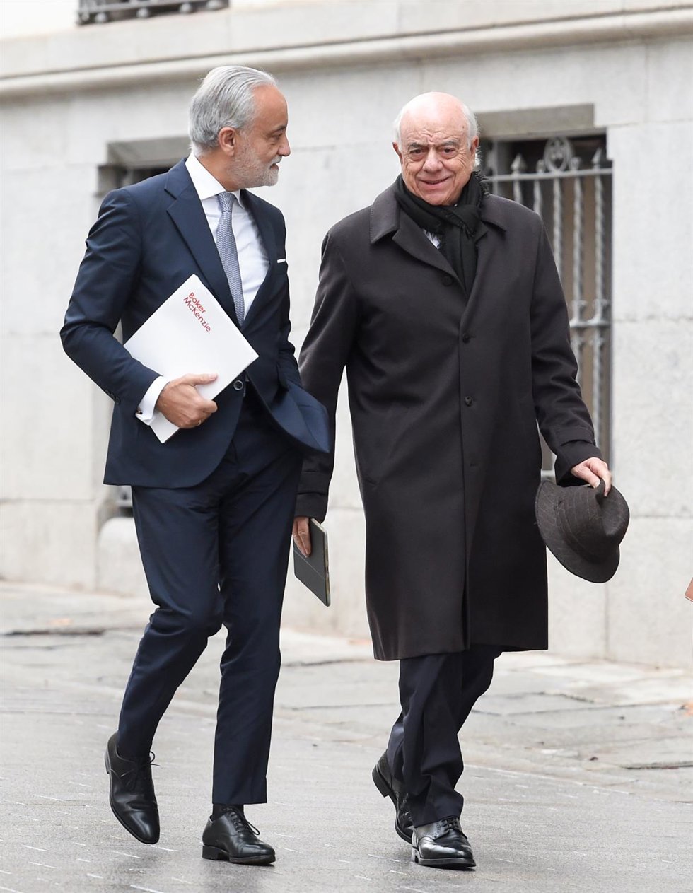Archivo - El expresidente del BBVA Francisco González (d) y su abogado, Jesús Santos llegan a la sede de la Audiencia Nacional en calle Génova, a 16 de diciembre de 2022, en Madrid (España). Francisco González declara hoy ante el juez de la Audiencia Na