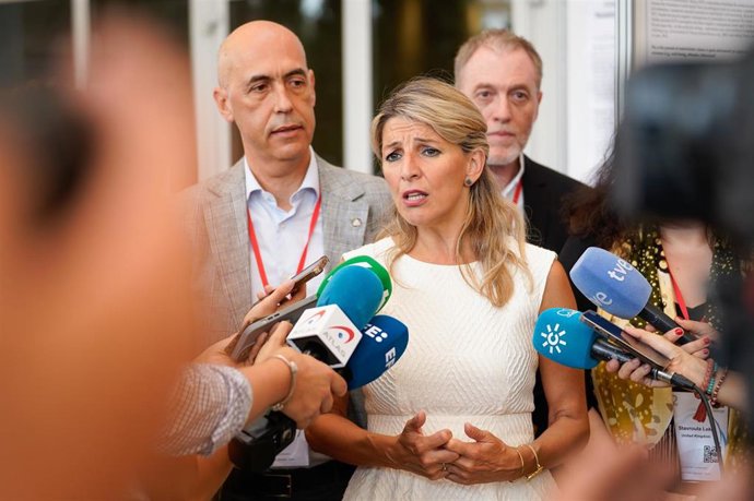La vicepresidenta segunda del Gobierno, Yolanda Díaz, atiende a los medios de comunicación durante el XVI Congreso de la European Academy of Occupational Health Psychology en el Hotel Abades Nevada, a 6 de junio de 2024 en Granada (Andalucía, España).