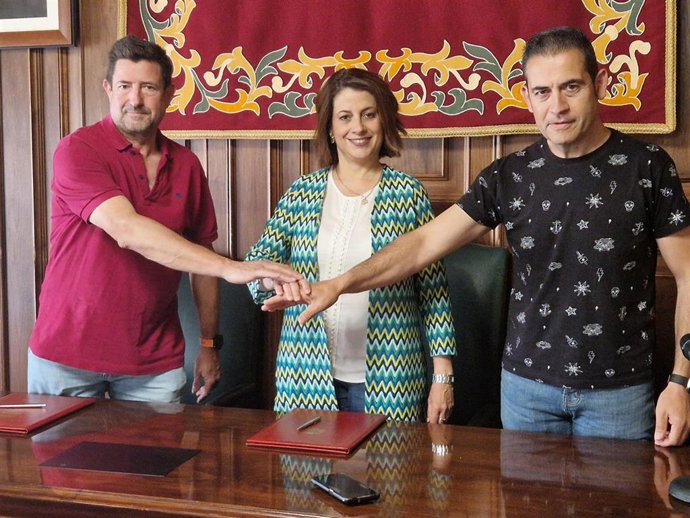 La alcaldesa de Teruel, Emm Buj, junto al concejal de Fiestas, Eduardo Suárez, y el presidente de Interpeñas, José Miguel Cañada, tras la firma del convenio.