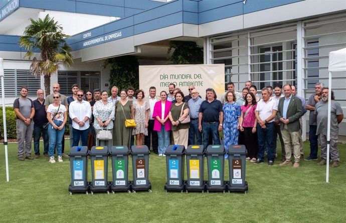 Entrega por parte de la Diputación de contenedores de recogida selectiva a municipios de menos de 10.000 habitantes.