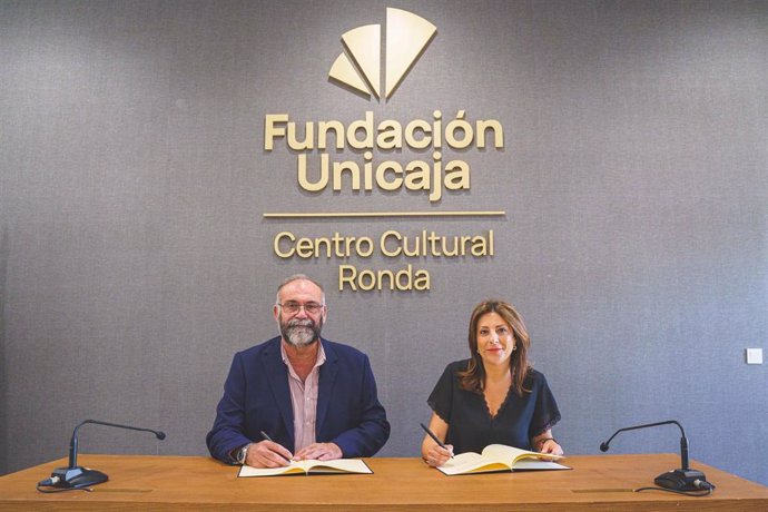 El director de División de Medios y Recursos de la Fundación Unicaja, Joaquín Osuna, y la alcaldesa de Ronda, María de la Paz Fernández, han firmado el convenio de colaboración.