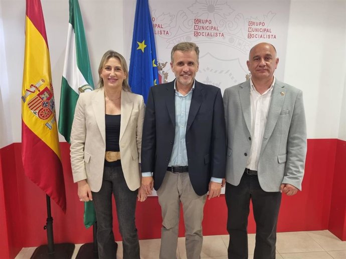 El diputado nacional del PSOE Ignacio López; la secretaria general del PSOE local y parlamentaria andaluza del PSOE, Isabel Aguilera, y el portavoz socialista en Ronda, Francisco Cañestro