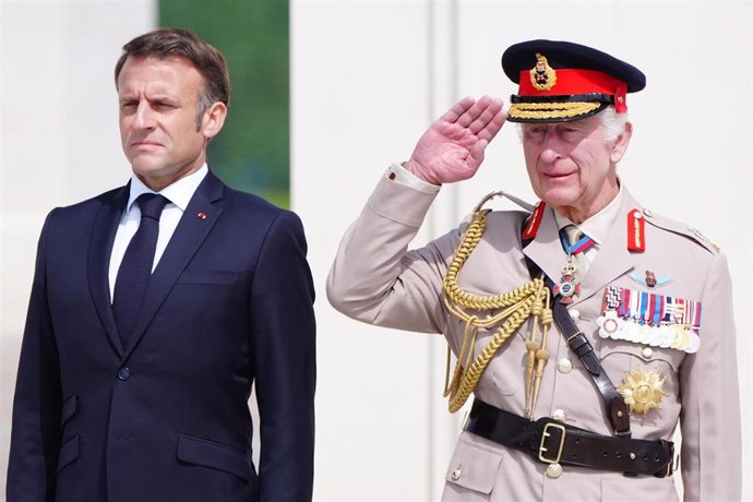 El presidente francés, Emmanuel Macron, junto al rey Carlos III de Reino Unido, durante los actos de conmemoración del 80 aniversario desembarco de Normandía en Francia.