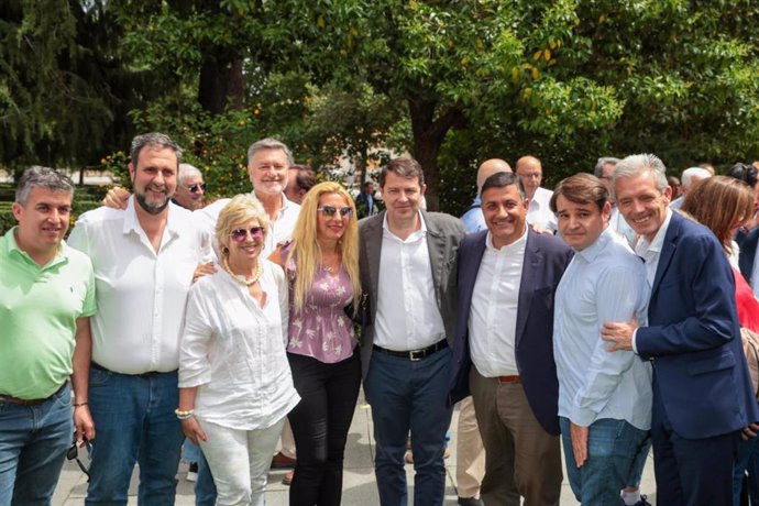 Mañueco junto a cargos del PP en Ávila.