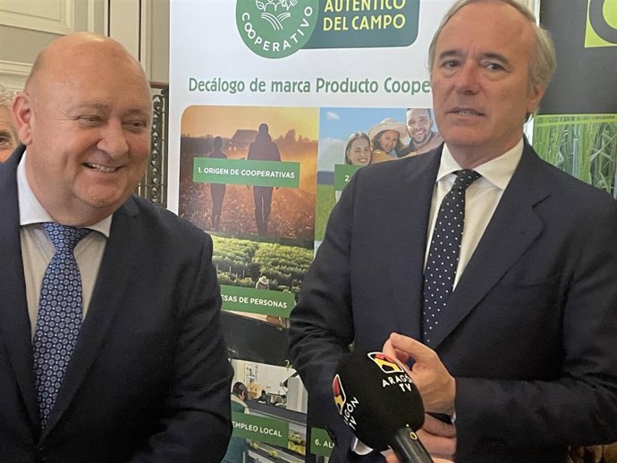 El presidente del Gobierno de Aragón, Jorge Azcón, y el presidente de la Federación de Cooperativas Agroalimentarias de Aragón, José Victor Nogués.