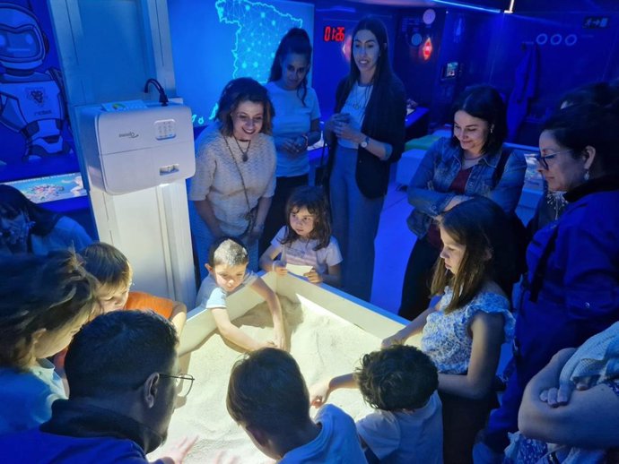 Emma Buj observa a unos niños durante su visita al roadshow de INCIBE, instalado en la plaza de la Cultura de Teruel.