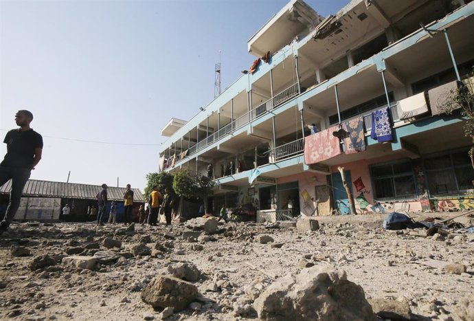 Palestinos en una escuela de la Agencia de Naciones Unidas para los Refugiados de Palestina en Oriente Próximo (UNRWA) bombardeada por el Ejército de Israel en el campamento de refugiados de Nuseirat, en el centro de la Franja de Gaza