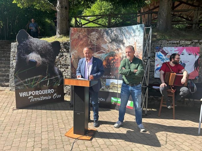 Alvarez Courel durante la visita a la cueva de Valporquero, enla provincia de León.