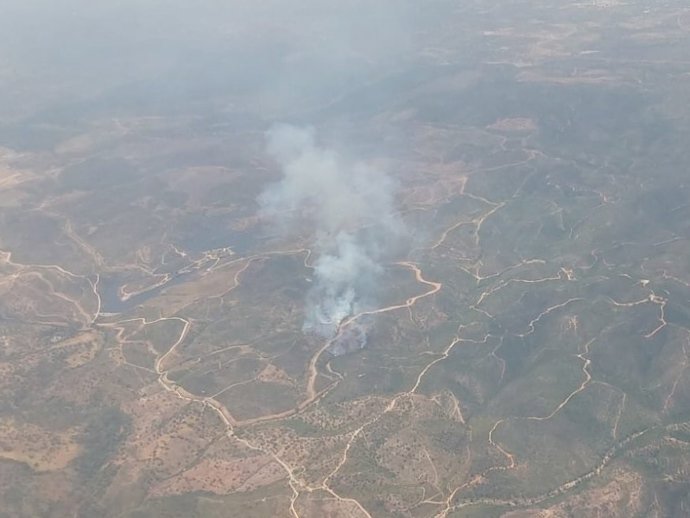 Imagen aérea del incendio declarado en Valverde del Camino (Huelva).