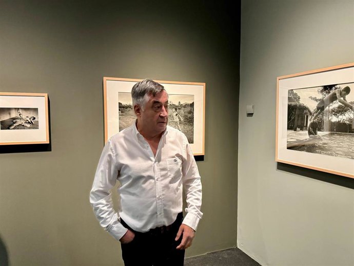 El fotoperiodista Gervasio Sánchez durante una visita a la exposición 'Vidas minadas/25 años' en el Palau Robert