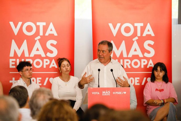 El secretario general del PSOE de Andalucía y Portavoz del Grupo Parlamentario Socialista, Juan Espadas, interviene durante un acto público de cara a las elecciones europeas del 9J en el Hotel Avenida. 