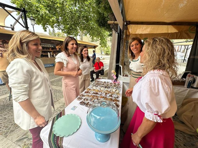 La diputada de Economía, Hacienda, Administración Electrónica y Patronato de Recaudación, María del Carmen Martínez, ha visitado junto con la alcaldesa de Ronda, María de la Paz Fernández, el espacio Sabor a Málaga.